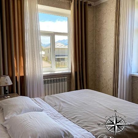 Compass Guest House Каракол Екстер'єр фото