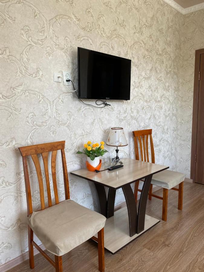 Compass Guest House Каракол Екстер'єр фото