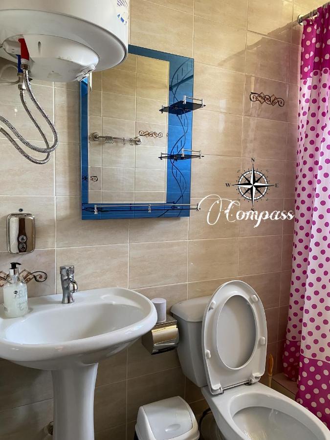 Compass Guest House Каракол Екстер'єр фото