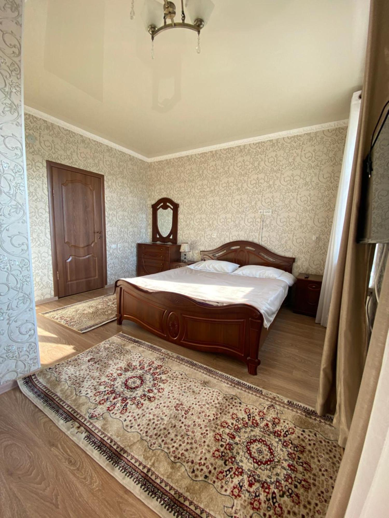 Compass Guest House Каракол Екстер'єр фото