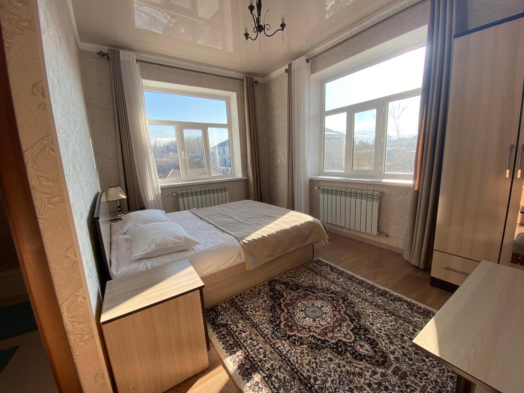 Compass Guest House Каракол Екстер'єр фото