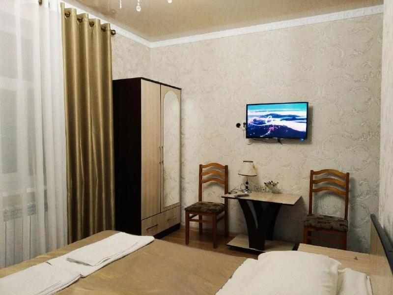 Compass Guest House Каракол Екстер'єр фото